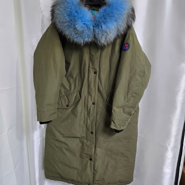 코오롱스포츠 X 럭키슈에뜨 카키색 구스다운 롱패딩 (1777)