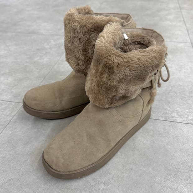 By Guess 버클 퍼 부츠