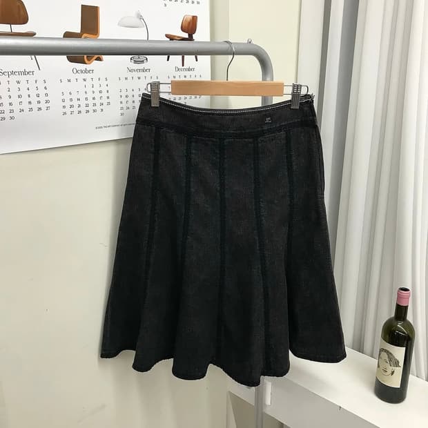 꾸레쥬 은장 로고 생지 데님 스커트