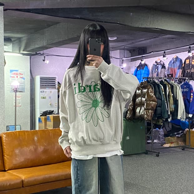 마르디메크르디 시그니처 플라워 로고 맨투맨 B4120