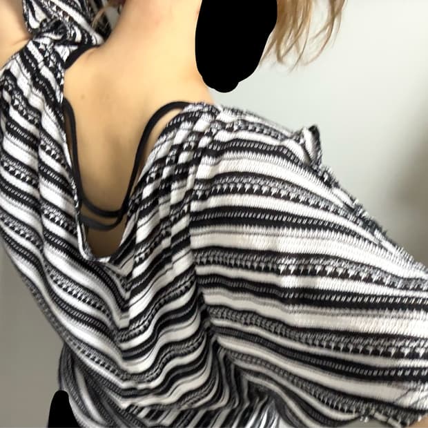 세실맥비 오네갸루 가오리핏 오프숄더 커팅 디테일 티셔츠