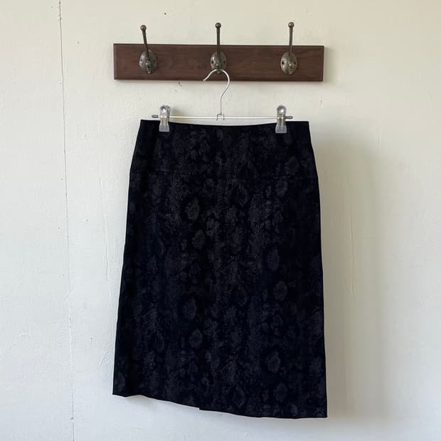 VIVAYOU 블랙 트임 미디스커트