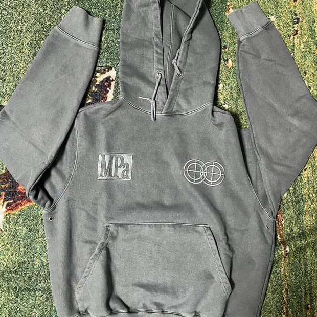 플라스틱 프로덕트 미드그린 후드티