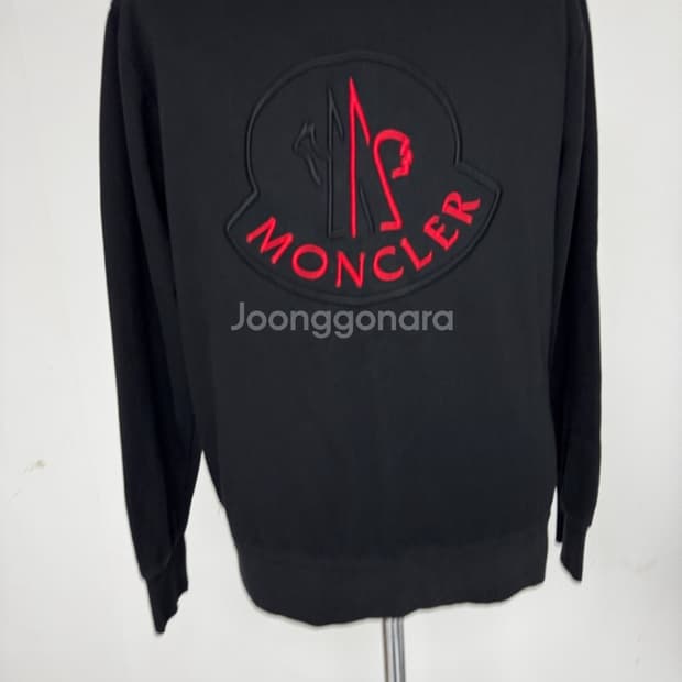 몽클레어 맨투맨.  M