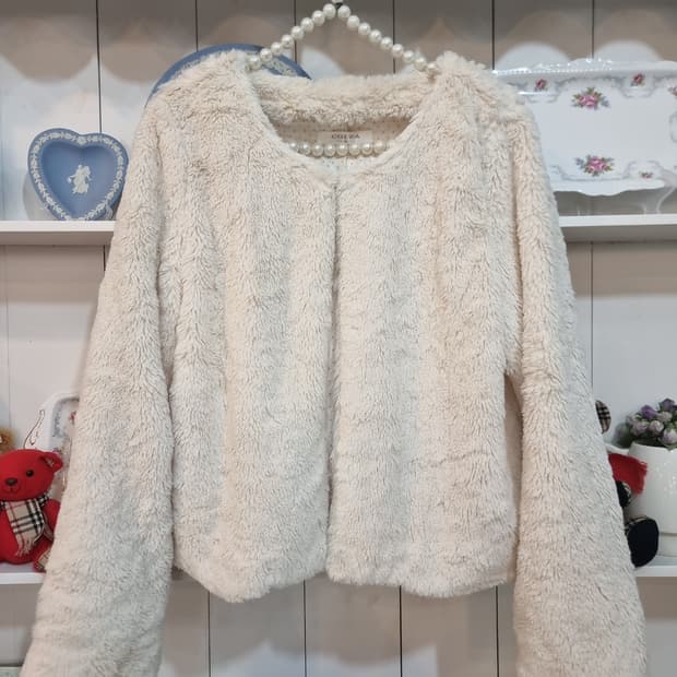 COLZA(콜자) 아이보리 페이크퍼 노카라 숏 자켓