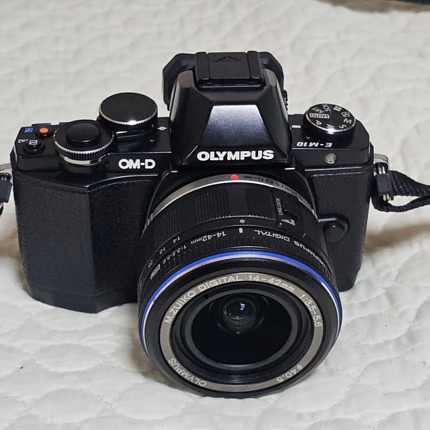 올림푸스 OM-D E-M10 미러리스 디지털 카메라