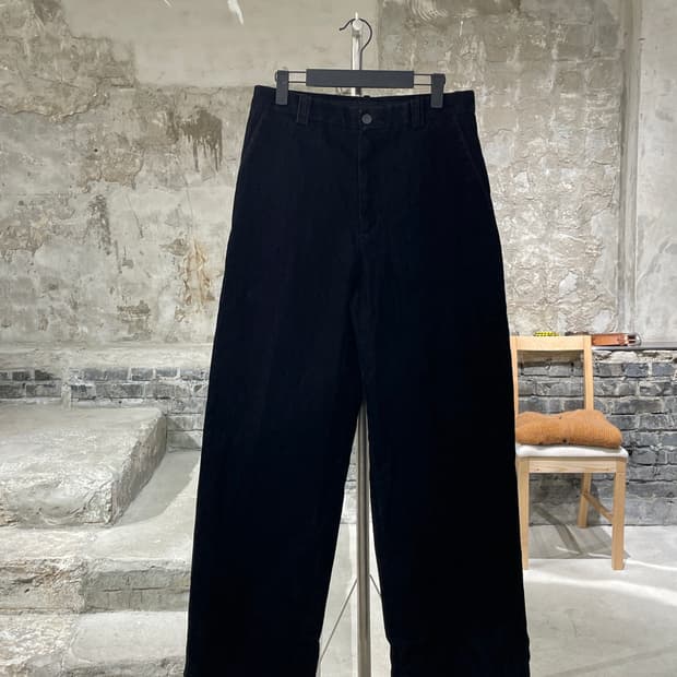 해칭룸 블랙 레귤러 벨벳 데님 팬츠