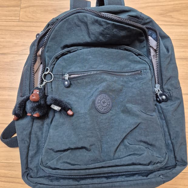 키플링 백팩 판매합니다. 수납공간이 넉넉해서 이것저것 많이 넣고 다니기 