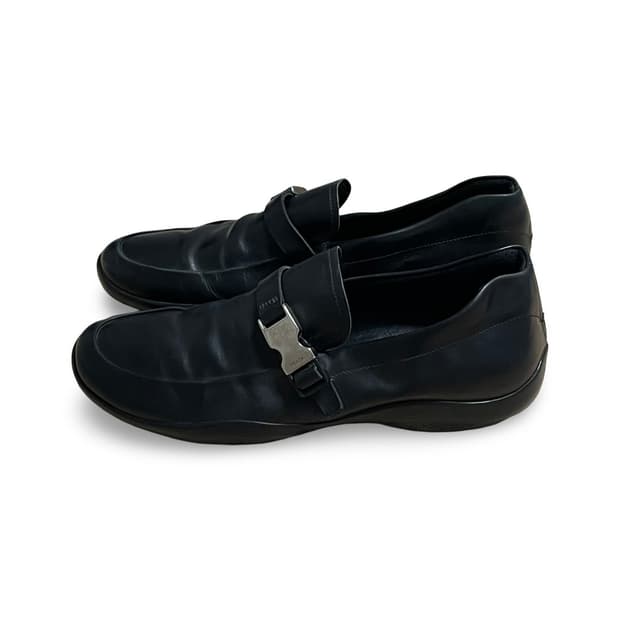 프라다 스포츠 레더 버클 로퍼