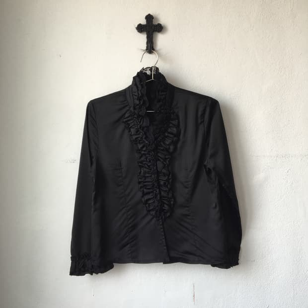 Frill lace point high neck blouse