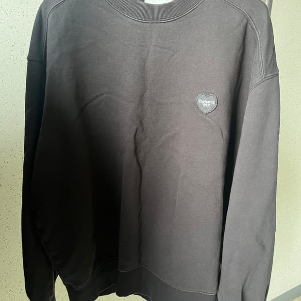 칼하트 WIP 하트패치 크루넥 오버핏