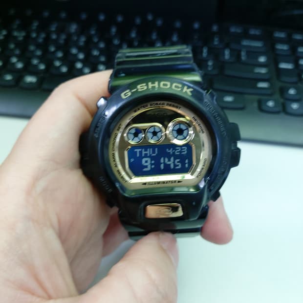 블랙 앤 골드 조합이 아주 멋있는 카시오 지샥 시계