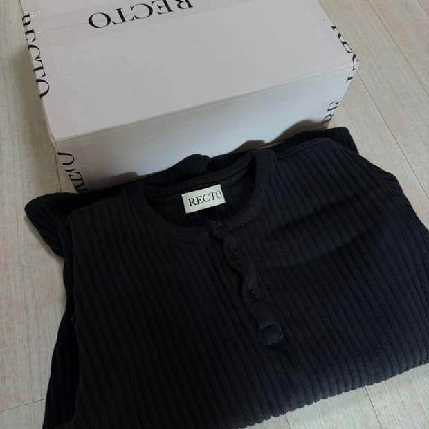 렉토 헨리넥 니트 판매합니다