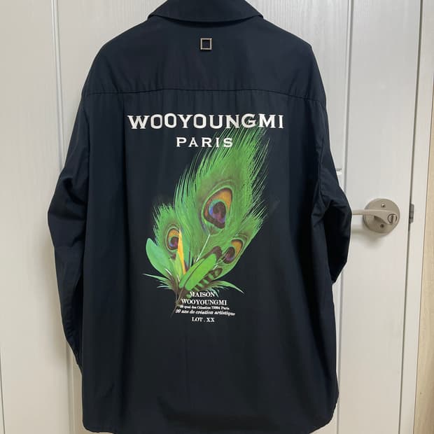 우영미 코튼 페더 프린트 백로고 셔츠 블랙