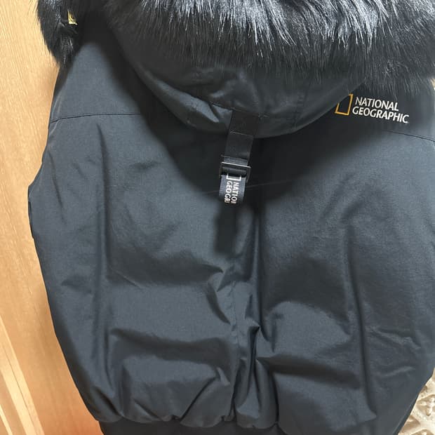 내셔널지오그래픽 타루가 퍼 트리밍 후디 다운점퍼 (카본 블랙)