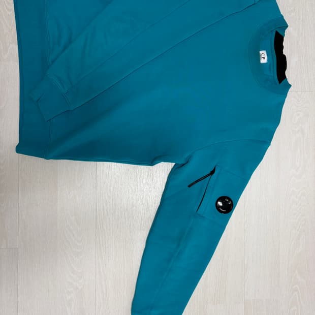 CP컴퍼니 맨투맨 테일 블루