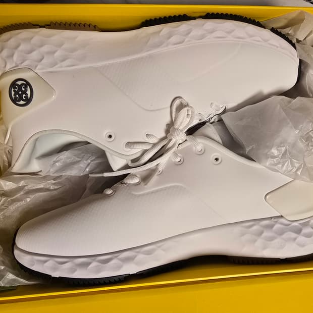 지포어 골프 스니커즈 새제품 42사이즈입니다