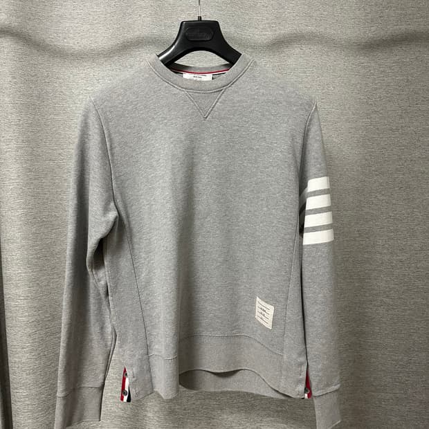 톰브라운 4선완장 맨투맨 그레이 (4)