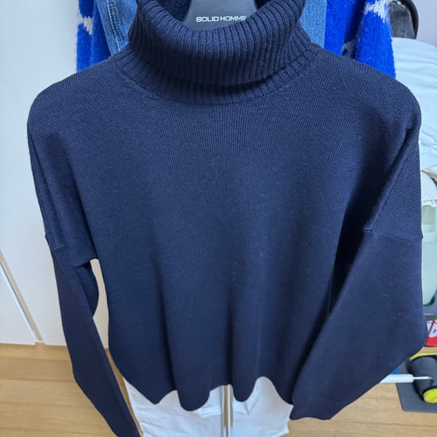 아미 네이비 터틀넥 니트 미친 가격에 판매합니다!