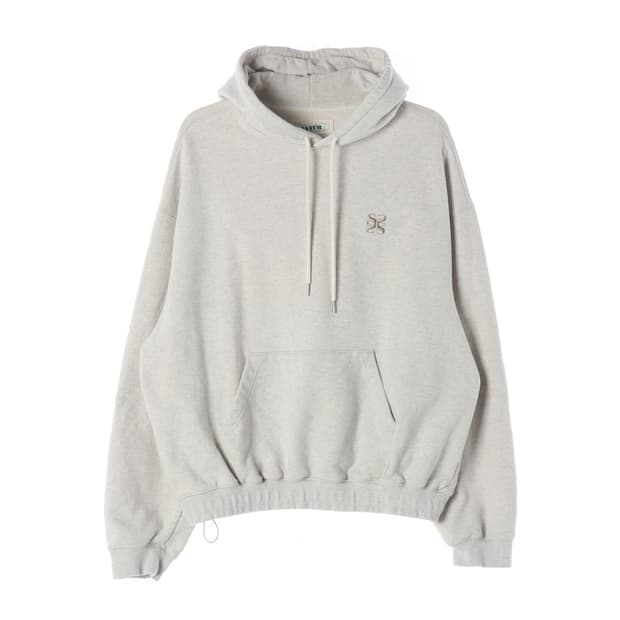 SATUR 미니 로고 자수 후드티 