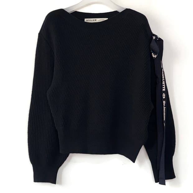 럭키슈에뜨 언발 리본 포인트 니트 풀오버