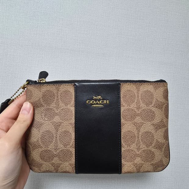 [코치] 시그니처 캔버스 코너 지퍼 리스틀릿