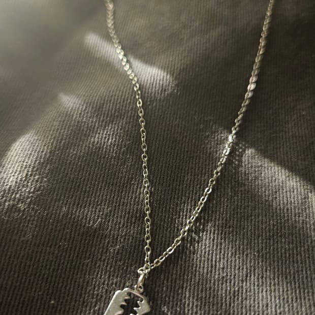 Razor necklace 