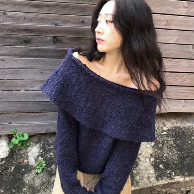 (새상품)부클 오프숄더 니트