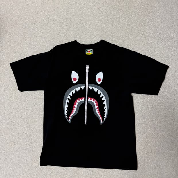 베이프(BAPE) 샤크 마우스 지퍼 그래픽 티셔츠 (블랙)