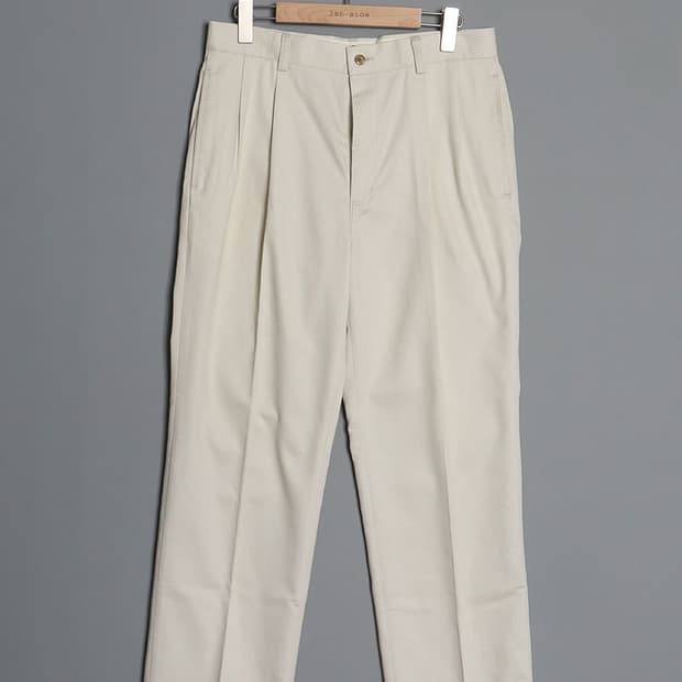 Dockers by Levi's Tuck Chino Pant (32)
