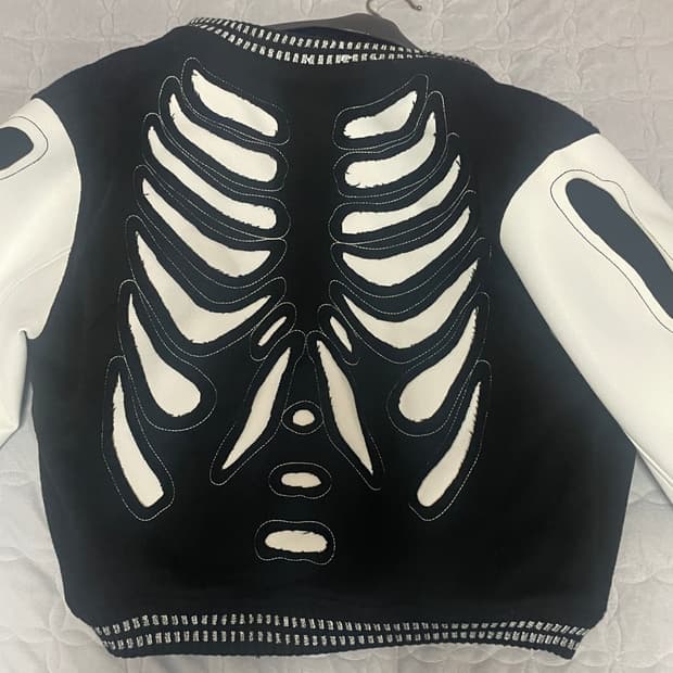 써저리 본 바시티 L