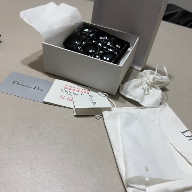 디올 까나쥬 볼륨 카드지갑