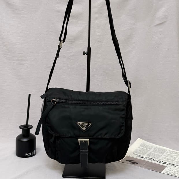 프라다 버클 크로스백 나일론 테수토 포코노 주우재백