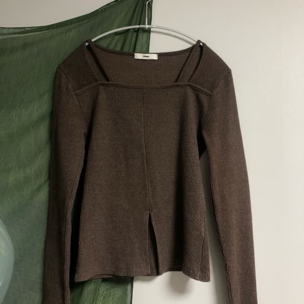 에트몽 ETMON 스퀘어넥 니트 브라운