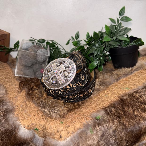 Bold oriental cubic cross buckle belt