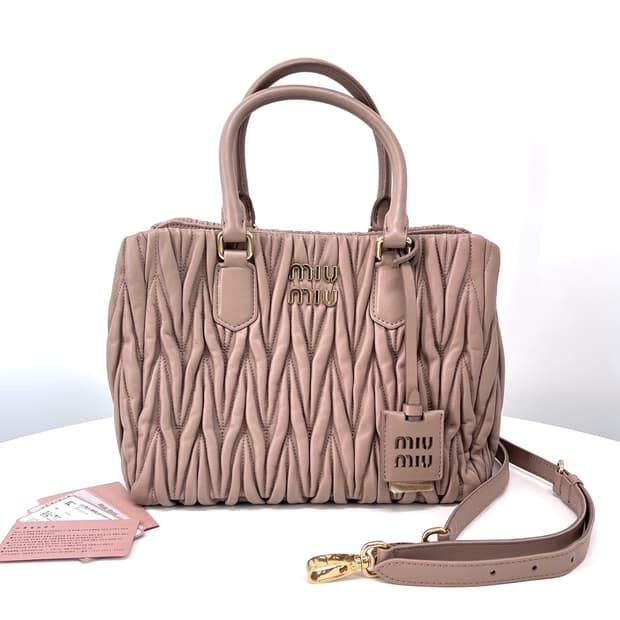 미우미우 마테라쎄 나파 레더 토트백 & 숄더백 (5BA258)