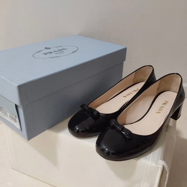 프라다 리본 에나멜 펌프스 36사이즈