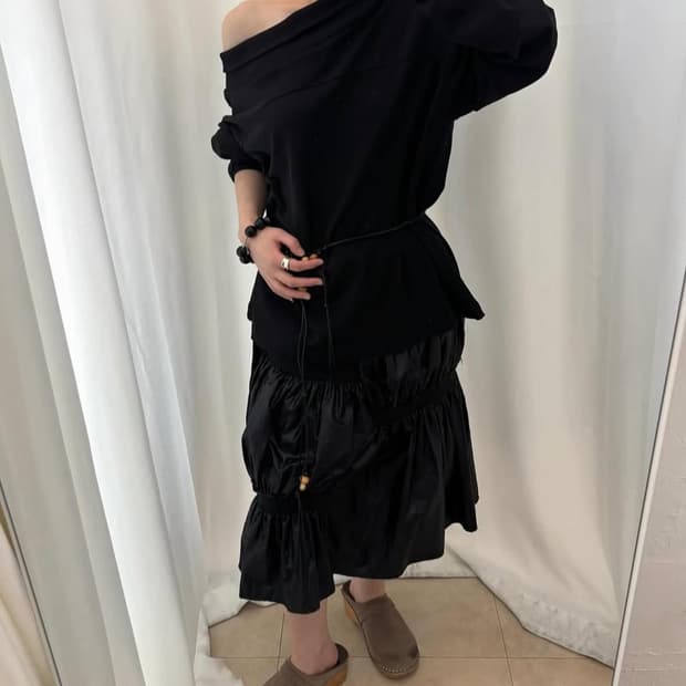 AMORSHAEE 아모르사이 Line Sweat shirt - black