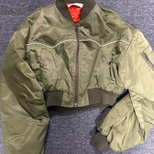 THE MYSTERIOUS HOTEL 카키 크롭 봄버