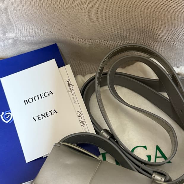 보테가베네타 미니카세트백 실버