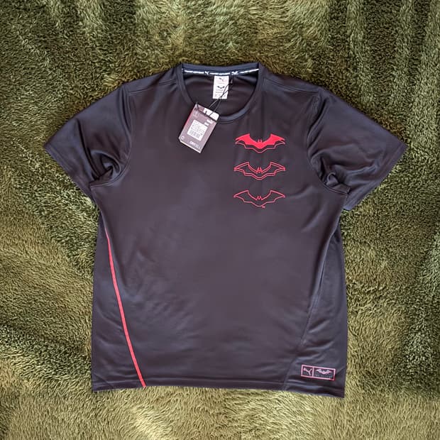[L] 푸마 X 배트맨 콜라보 퍼포먼스 그래픽 티 블랙