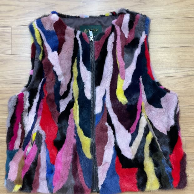 컬러풀한 유로 컬렉션 밍크 모피 조끼입니다. 독특한 색감 조합이 돋보이는
