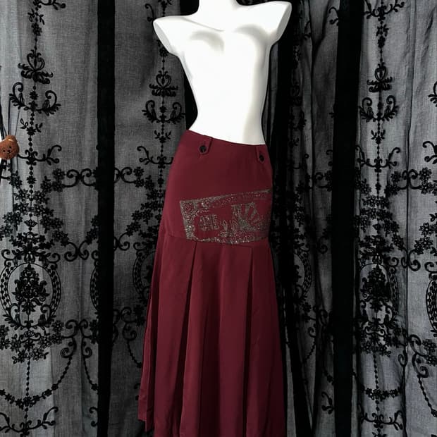 burgundy graphic pleated long skirt