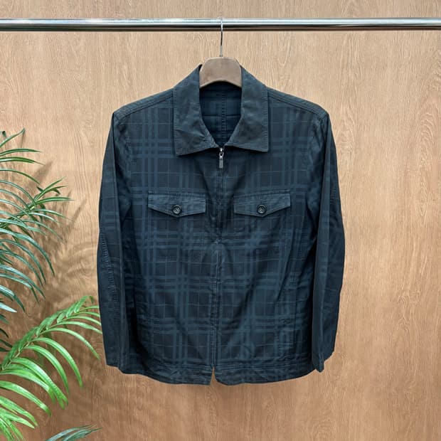 버버리 런던 코튼 카라 자켓 톤온톤 체크 패턴 플랩 포켓 디테일 블랙