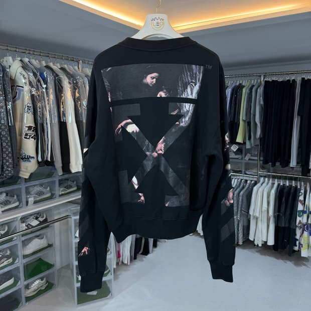 [리오브] 오프화이트 카라바지오 애로우 맨투맨