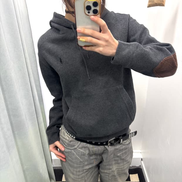 폴로 차콜 암패치 후드티