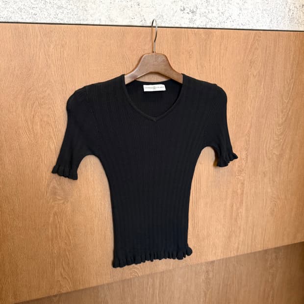 빈티지 브이넥 반팔 골지 니트 소매 프릴 디테일 슬림핏 블랙