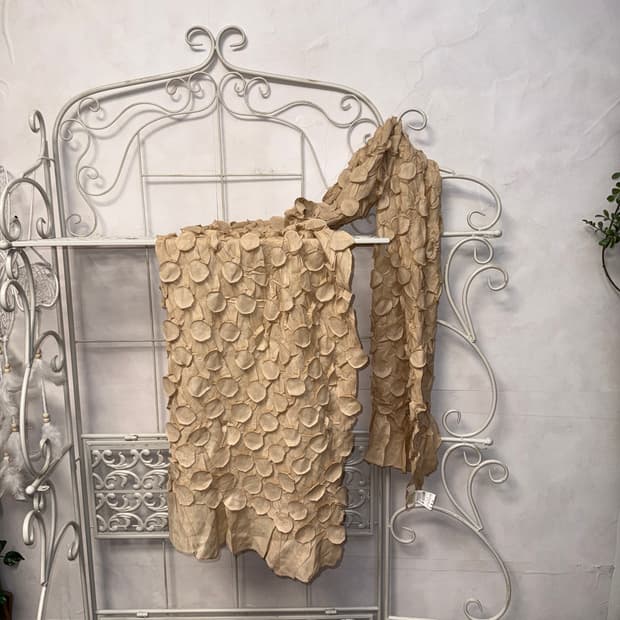 Beige circle pleats scarf