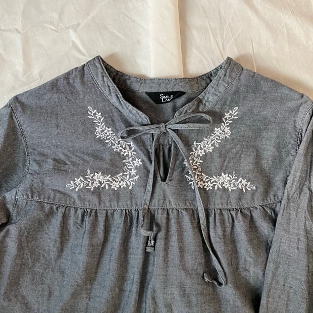 자수 디테일 긴팔 블라우스