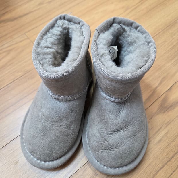 UGG 키즈 어그 부츠 165mm 그레이 색상입니다. 사진에서 보시는 것
